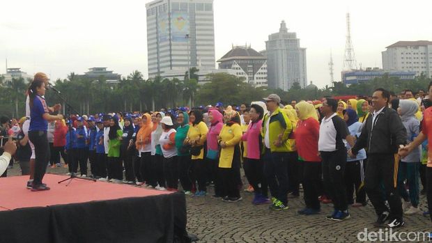 Saat Sumarsono dan Pegawai Pemprov DKI 'Goyang' Bersama di Monas