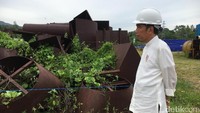 Di lokasi tersebut, terdapat banyak sekali besi baik batangan maupun lempengan yang sudah berkarat dan tak bisa dipakai. Kening Jokowi mengkerut melihat barang-barang baru yang tak terpakai itu. Beberapa kali raut mukanya terlihat serius memandang barang-barang yang menjadi rongsokan itu.