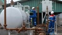 Pekerja PT Pertamina Gas melakukan aktivitas di Metering Station Muara Tawar, Bekasi, Jawa Barat.