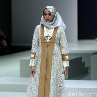 Koleksi Errin Ugaru di Indonesia Fashion Week 2017. Jakarta Convention Center. Senayan. Jakarta. [Foto: Mohammad Abduh/Wolipop]