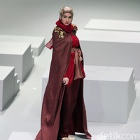 Koleksi terbaru dari Dian Pelangi yang mengusung tema Originality is a by Product of Sincerity di Indonesia Fashion Week 2017. Jakarta Convention Center. Senayan. Jakarta. [Foto: Mohammad Abduh/Wolipop]