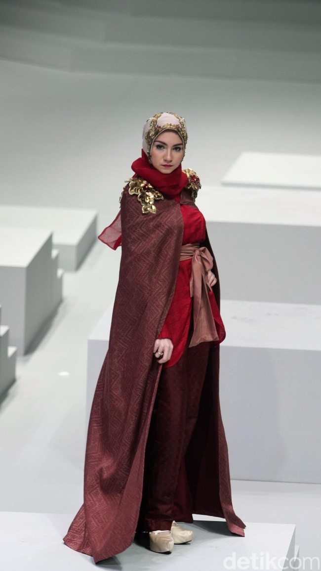 Koleksi terbaru dari Dian Pelangi yang mengusung tema Originality is a by Product of Sincerity di Indonesia Fashion Week 2017. Jakarta Convention Center. Senayan. Jakarta. [Foto: Mohammad Abduh/Wolipop]