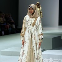 Koleksi Errin Ugaru di Indonesia Fashion Week 2017. Jakarta Convention Center. Senayan. Jakarta. [Foto: Mohammad Abduh/Wolipop]