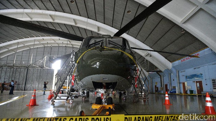 Panglima TNI membatalkan pengadaan Helikopter AgustaWestland AW-101 setelah menuai kontroversi. Meski begitu, heli buatan Inggris itu ternyata sudah tiba di Indonesia.