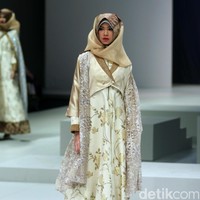 Koleksi Errin Ugaru di Indonesia Fashion Week 2017. Jakarta Convention Center. Senayan. Jakarta. [Foto: Mohammad Abduh/Wolipop]