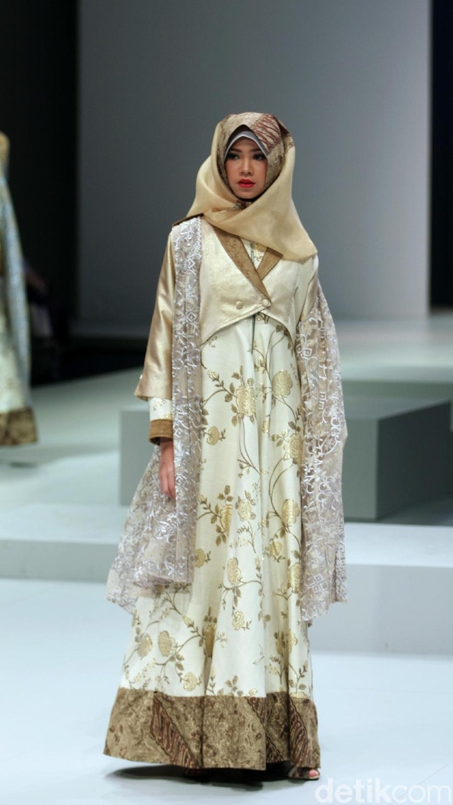 Koleksi Errin Ugaru di Indonesia Fashion Week 2017. Jakarta Convention Center. Senayan. Jakarta. [Foto: Mohammad Abduh/Wolipop]