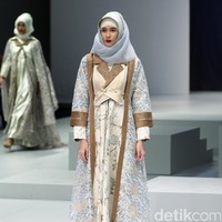 Koleksi Errin Ugaru di Indonesia Fashion Week 2017. Jakarta Convention Center. Senayan. Jakarta. [Foto: Mohammad Abduh/Wolipop]