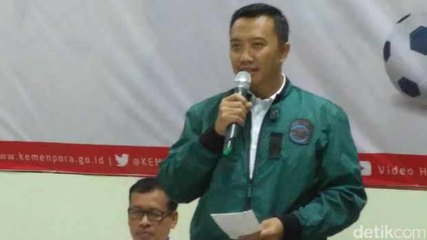 Kue, Bunga Mawar, dan Wejangan dari Menpora di Hari Pers Nasional