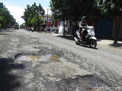 Sindiran Jalan 'Jeglongan Sewu' hingga 'Jebakan Batman', ini Kata Ganjar