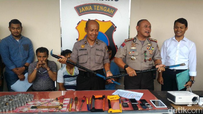 Sekeluarga Ditangkap Polisi karena Bobol Swalayan di Semarang