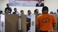 Seorang penghuni lapas memberikan hak suaranya.