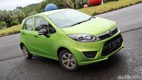 Iriz hadir dengan kapasitas mesin 1.300cc. Proton membanderolnya dengan harga Rp 175.250.000 untuk versi manual sementara versi CVT dibanderol Rp 185.283.000 On The Road Jakarta.