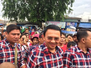 Blusukan di Cakung, Ahok Catat Keluhan Warga soal Pasar Kaget