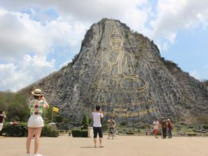 Kemegahan Laser Buddha dari Thailand