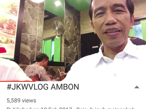 Jokowi Nge-vlog Saat Makan Bakso di Ambon