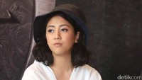 Ia tampil dengan topi hitam, atasan putih, jeans dan heels berwarna nude. Pool/Ismail/detikFoto.