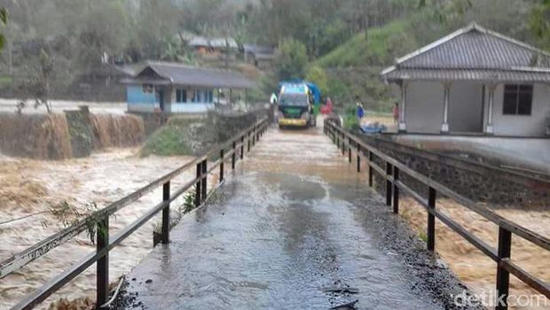 Banjir di Lebak Tewaskan 1 Orang dan Rusak Jembatan