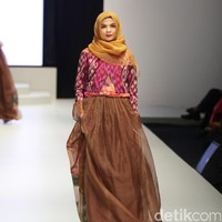 Koleksi Savitri di Indonesia Fashion Week 2017. Jakarta Convention Center. Senayan. Jakarta. [Foto: Mohammad Abduh/Wolipop]