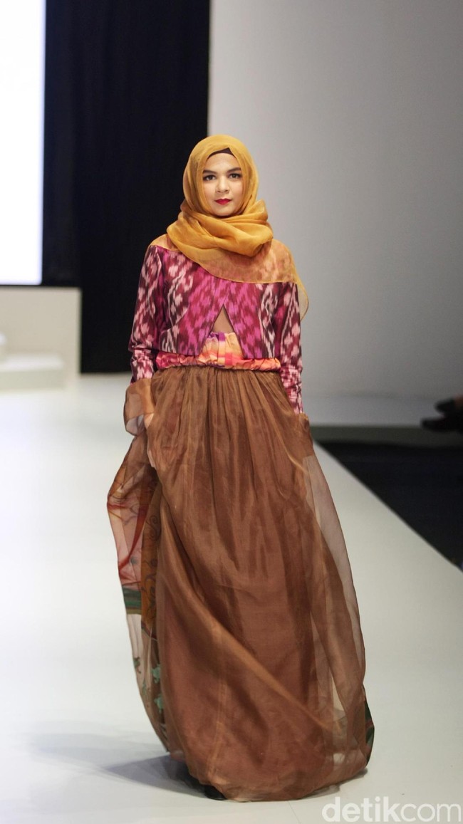 Koleksi Savitri di Indonesia Fashion Week 2017. Jakarta Convention Center. Senayan. Jakarta. [Foto: Mohammad Abduh/Wolipop]