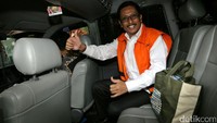 Marthen memasuki mobil yang akan membawanya meninggalkan gedung KPK, Jumat (10/2/2017).