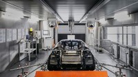 Sebanyak 20 karyawan di pabrik itu merakit mobil yang paling cepat, mewah dan eksklusif tersebut dengan menggabungkan lebih dari 1.800 part.