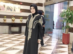 Foto: Pesona Olla Ramlan dengan Ragam Gaya Hijab Saat Umrah