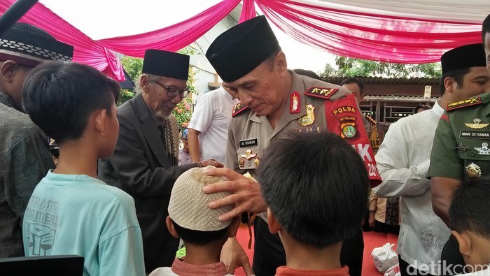 Kapolda Metro Jaya Sembelih Sapi dan Bantu Anak Yatim di Tangerang