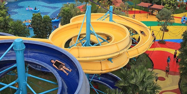 Ocean park water adventure di BSD, menawarkan sejumlah wahana seru dengan bermain air. Bisa santai di kolam arus sampai memacu adrenalin di seluncuran! (Ocean Park)