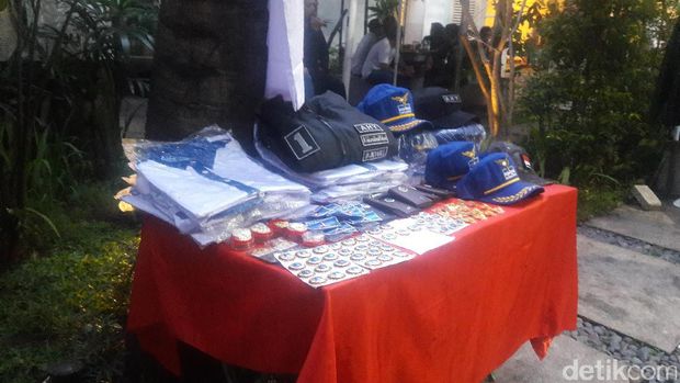Penjual aksesoris di Wisma Proklamasi. 