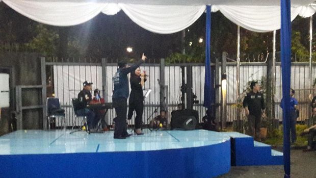 Biduan hibur pendukung Agus-Sylvi di Wisma Proklamasi. 