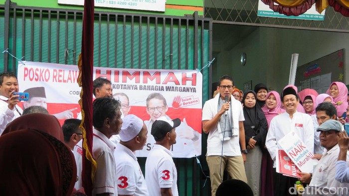 Sebelum Debat, Sandiaga Sapa Warga Kemayoran Bareng Ustaz Solmed