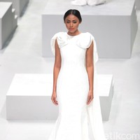Busana Terbaru Barli Asmara di Indonesia Fashion Week 2017. Jakarta Convention Center. Senayan. Jakarta. [Foto: Mohammad Abduh/Wolipop]