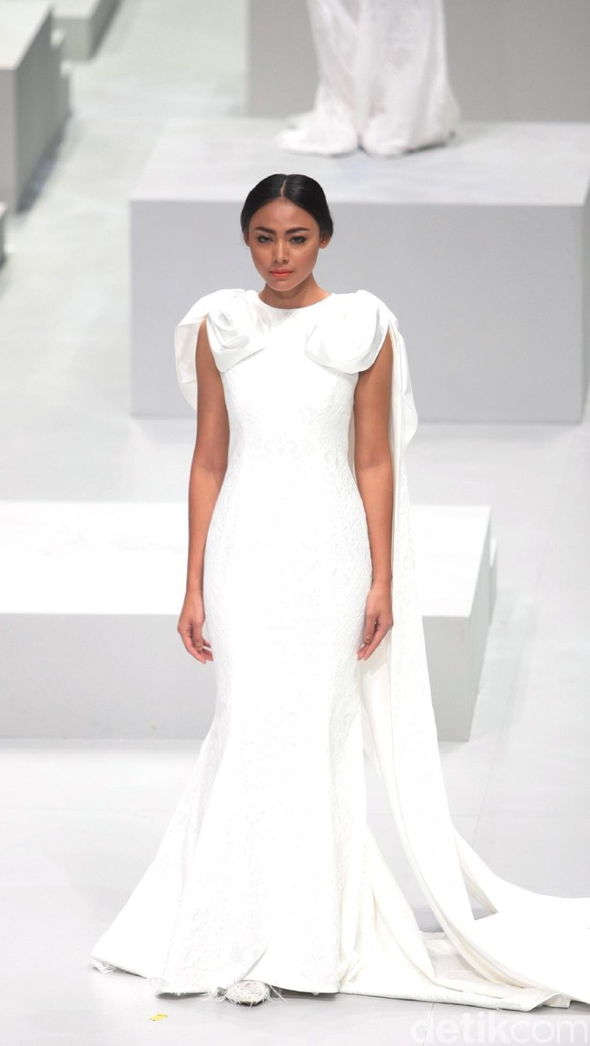 Busana Terbaru Barli Asmara di Indonesia Fashion Week 2017. Jakarta Convention Center. Senayan. Jakarta. [Foto: Mohammad Abduh/Wolipop]