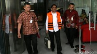 Marthen keluar gedung KPK dengan memakai rompi tahanan.