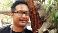 Di Kebun Binatang Taronga, traveler pun bisa berfoto dengan koala ini. Asalkan patuh dengan 2 syarat, satu jangan menggunakan lampu flash, yang kedua jangan menyentuh koala yang sedang tidur, karena itu akan membuatnya terganggu dan stress. Kalau ke Sydney, jangan lewatkan kesempatan berfoto dengan Darwin, si koala tukang tidur ini ya traveler (Wahyu/detikTravel)