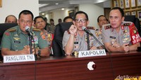 Kapolri Jenderal Tito Karnavian memegang komitmen panitia kegiatan 112 dengan Menko Polhukam Wiranto. Komitmen melaksanakan zikir di Masjid Istiqlal dengan damai dan tertib, tanpa disusupi pesan politik.