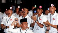 Para pendukung Anis-Sandi juga tampak bersemangat meneriakan slogan OK OCE.