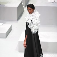Busana Terbaru Barli Asmara di Indonesia Fashion Week 2017. Jakarta Convention Center. Senayan. Jakarta. [Foto: Mohammad Abduh/Wolipop]