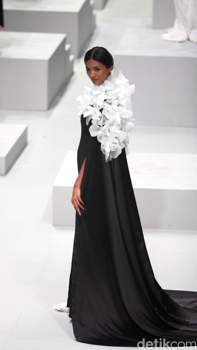 Busana Terbaru Barli Asmara di Indonesia Fashion Week 2017. Jakarta Convention Center. Senayan. Jakarta. [Foto: Mohammad Abduh/Wolipop]
