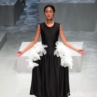 Busana Terbaru Barli Asmara di Indonesia Fashion Week 2017. Jakarta Convention Center. Senayan. Jakarta. [Foto: Mohammad Abduh/Wolipop]