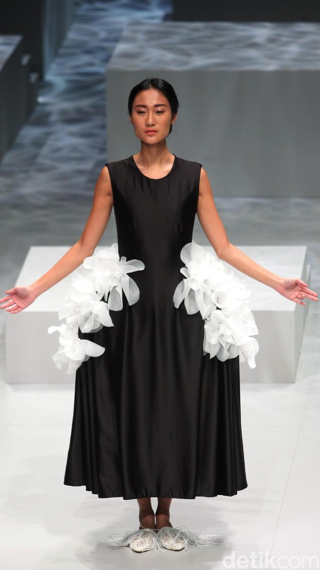 Busana Terbaru Barli Asmara di Indonesia Fashion Week 2017. Jakarta Convention Center. Senayan. Jakarta. [Foto: Mohammad Abduh/Wolipop]