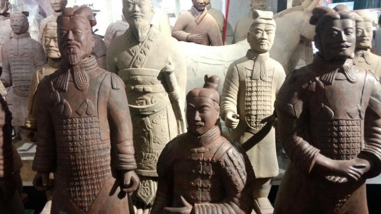 Pasukan Terakota China Ribuan pasukan terakota penjaga makam kasiar China di Xian