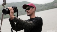 Sedangkan Lukman terlihat sedang mengabadikan pemandangan lewat kameranya tersebut. Hanif Hawari/detikHOT