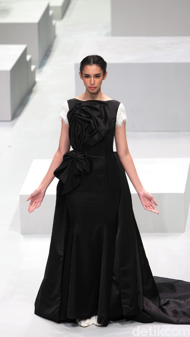 Busana Terbaru Barli Asmara di Indonesia Fashion Week 2017. Jakarta Convention Center. Senayan. Jakarta. [Foto: Mohammad Abduh/Wolipop]