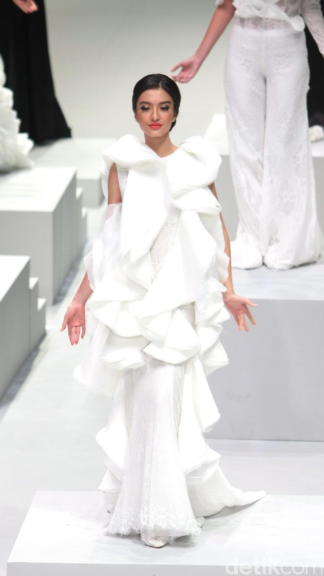 Busana Terbaru Barli Asmara di Indonesia Fashion Week 2017. Jakarta Convention Center. Senayan. Jakarta. [Foto: Mohammad Abduh/Wolipop]