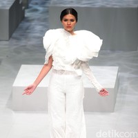 Busana Terbaru Barli Asmara di Indonesia Fashion Week 2017. Jakarta Convention Center. Senayan. Jakarta. [Foto: Mohammad Abduh/Wolipop]