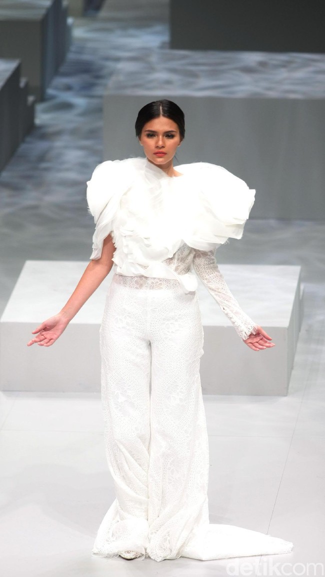 Busana Terbaru Barli Asmara di Indonesia Fashion Week 2017. Jakarta Convention Center. Senayan. Jakarta. [Foto: Mohammad Abduh/Wolipop]