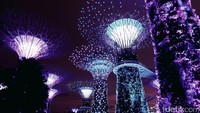5. Pemandangan Kota Singapura yang memukau. Gedung-gedung pencakar langit dengan lampu warna-warni membuat seisi kota tampak berkilauan (Andhika/detikTravel)