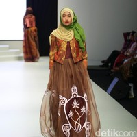 Koleksi Savitri di Indonesia Fashion Week 2017. Jakarta Convention Center. Senayan. Jakarta. [Foto: Mohammad Abduh/Wolipop]