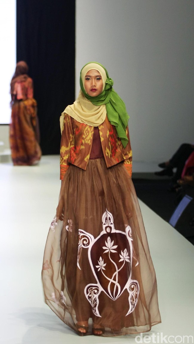 Koleksi Savitri di Indonesia Fashion Week 2017. Jakarta Convention Center. Senayan. Jakarta. [Foto: Mohammad Abduh/Wolipop]